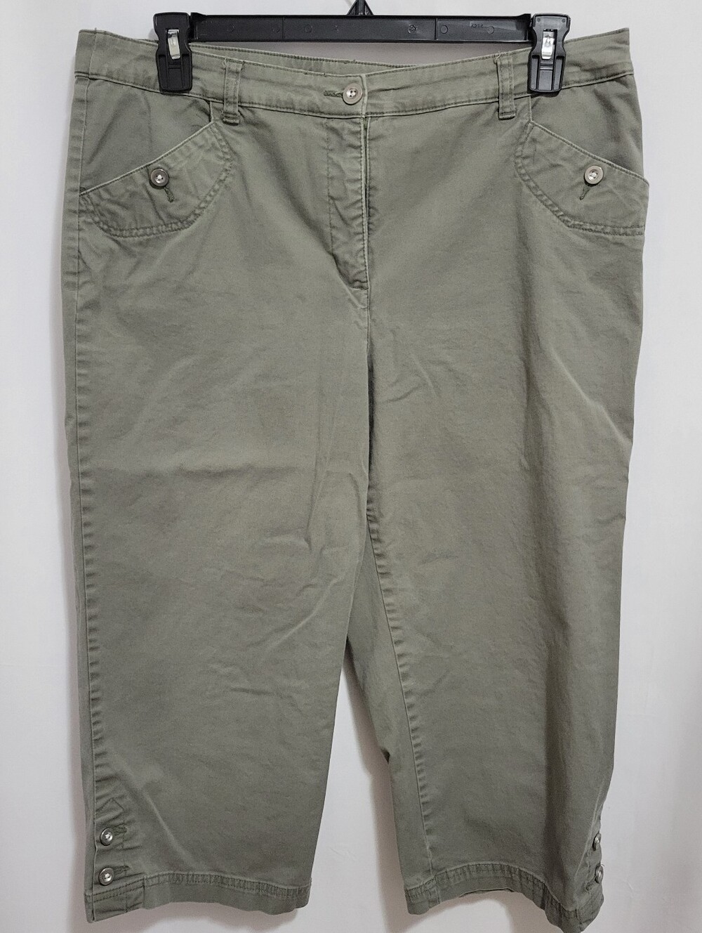 Karen Scott Olive Green Cotton Capri Pants. No tag measurements in description.